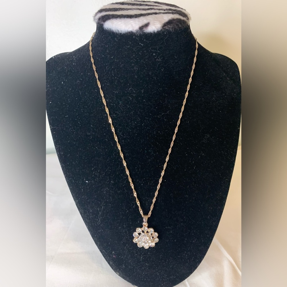 Elegant Gold colorNecklace with Crystal Pendant